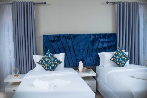 En eller flere senge i et værelse på Imani Guest House