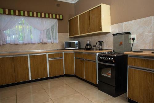 Køkken eller tekøkken på Imani Guest House