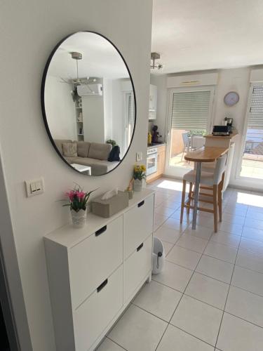 シルティカイムにあるLa Résidence St Arnould, À 10 min du centre de Strasbourgのリビングルーム(壁掛け鏡付)