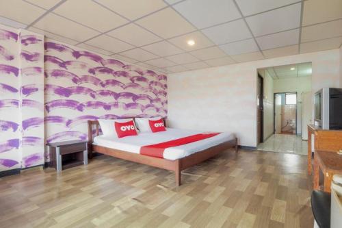 a bedroom with a bed and a tv in a room at OYO 1152 Hongpak Mint in Ban Bang Saen (1)