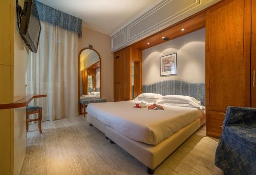 Giường trong phòng chung tại Hotel Maggiore