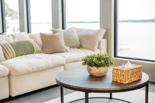 Гостиная зона в Casa Luna Chic Lakehouse BBQ Game Room LakeViews