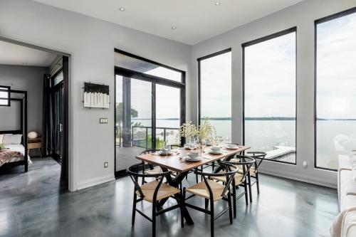 Гостиная зона в Casa Luna Chic Lakehouse BBQ Game Room LakeViews