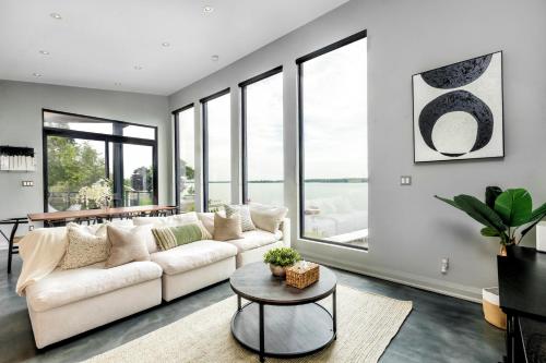 Гостиная зона в Casa Luna Chic Lakehouse BBQ Game Room LakeViews