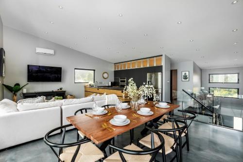 Телевизор и/или развлекательный центр в Casa Luna Chic Lakehouse BBQ Game Room LakeViews
