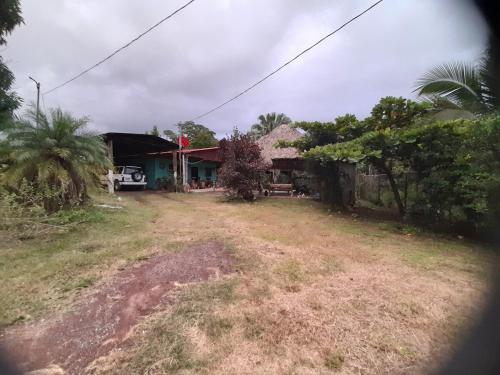 an image of a house with a yard at Casa Rústica Rancho de Lía- Vacacional in Orotina