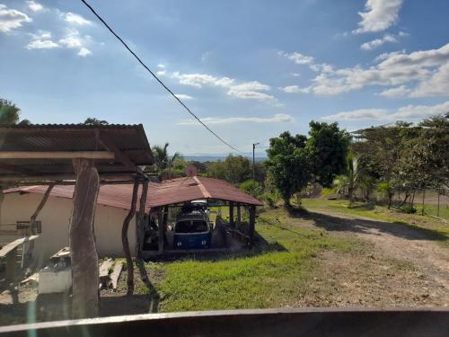 an old car parked in a house at Casa Rústica Rancho de Lía- Vacacional in Orotina