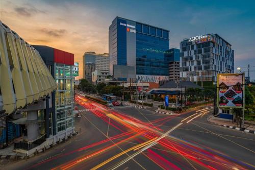 a city street with buildings and traffic at night at OYO 91531 Dreamstay 2 in Semarang