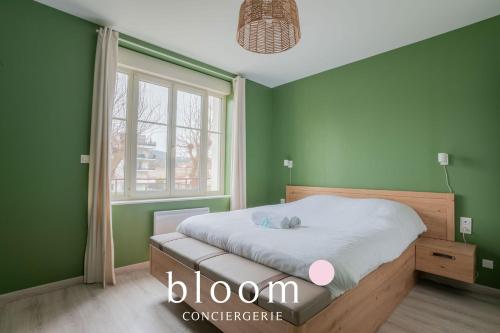 a green bedroom with a bed and a window at Le Solignac appartement neuf et tout équipé in Nancy