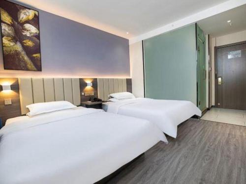 Ένα ή περισσότερα κρεβάτια σε δωμάτιο στο 7 Days Inn Luoyang Railway Station Wangcheng Avenue