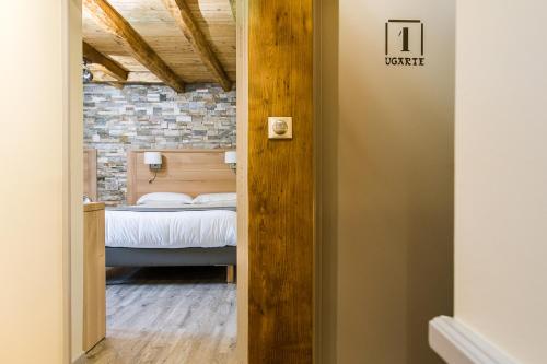 Ένα ή περισσότερα κρεβάτια σε δωμάτιο στο Logis Hotel Erreguina