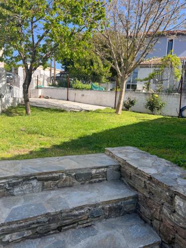 Ein Garten an der Unterkunft The Villea Cottage - 5 bed house in Alli Meria