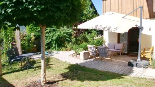 Taman di luar Ferienwohnung an den Weingärten