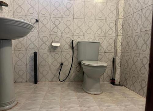 une salle de bains avec toilettes et lavabo dans l'établissement Royal Palace Heritage, à Nuwara Eliya