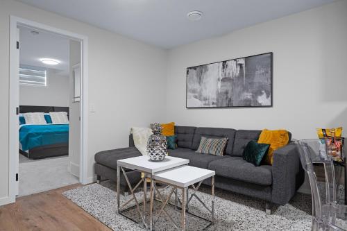 Posezení v ubytování Cozy 2BR Suite with Kitchen, AC Near U of C, Winsport, Banff and Hospitals