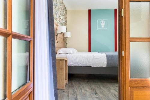 Ένα ή περισσότερα κρεβάτια σε δωμάτιο στο Logis Hotel Erreguina