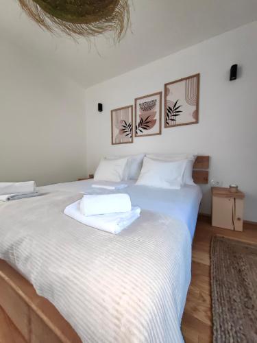 Ένα ή περισσότερα κρεβάτια σε δωμάτιο στο Garden Relax Bungalow "Deluxe Hotel Rooms, Pool, Parking"