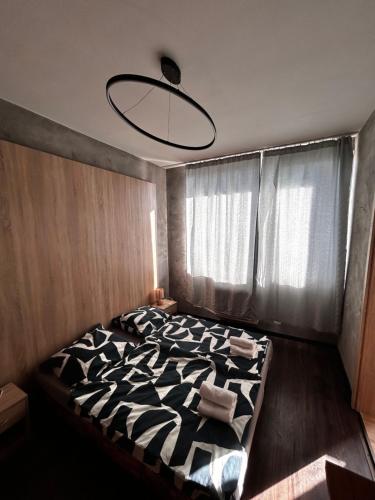 ミハロフツェにあるApartmán loftのベッドルーム1室(ベッド1台、白黒の掛け布団付)