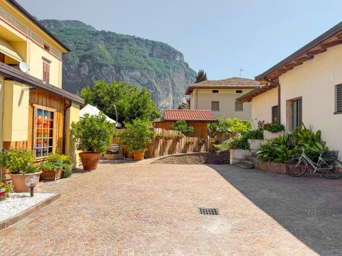 a street with buildings and a mountain in the background at Casa da Carmen Boutique & Private Spa in Mezzolombardo