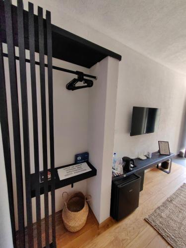 Μια τηλεόραση ή/και κέντρο ψυχαγωγίας στο Garden Relax Bungalow "Deluxe Hotel Rooms, Pool, Parking"