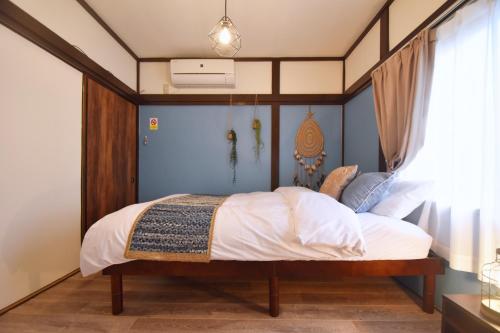 a bedroom with a bed with a wooden headboard at Shinozaki Kodate - Vacation STAY 16392 in Tokyo