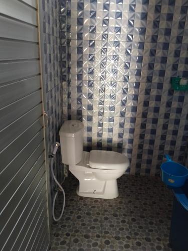 Ένα μπάνιο στο Jhony's Backpacker-Guest House only stay here book treking with us
