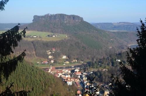 a small town in the middle of a mountain at Ausflugsziele Und Wanderidylle Bei Ferieneinrichtungen Haus Am Stein, Haus 2 in Königstein an der Elbe