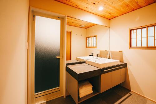 a bathroom with a sink and a mirror at Ajina House - Vacation STAY 84934 in Hatsukaichi