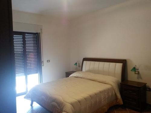 een slaapkamer met een groot bed en een raam bij Il Borghetto Antico in Cuccaro Vetere
