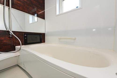 札幌市にあるSapporo - House - Vacation STAY 14578の浴槽とテレビのある白いバスルーム