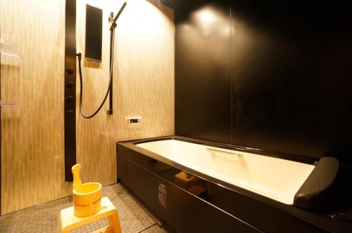 高山市にあるTakayama - House - Vacation STAY 85996の浴槽、洗面台、シャワーを備えたバスルーム
