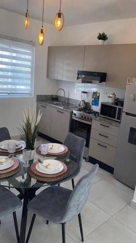 a kitchen with a table and chairs in a kitchen at WRparaiso in Boca Chica