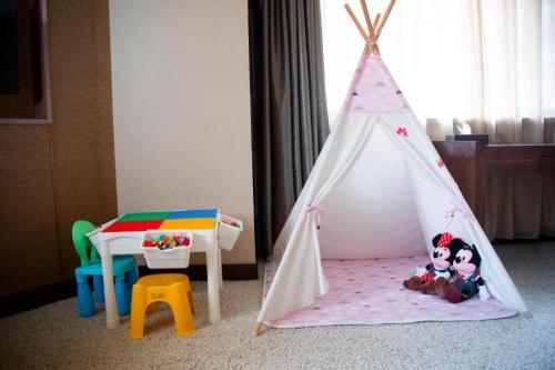 a childs play room with a play tent and a table at Dajiuhua Hotel in Chizhou