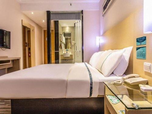 Postel nebo postele na pokoji v ubytování City Comfort Inn Beihai Hepu Bus Terminal