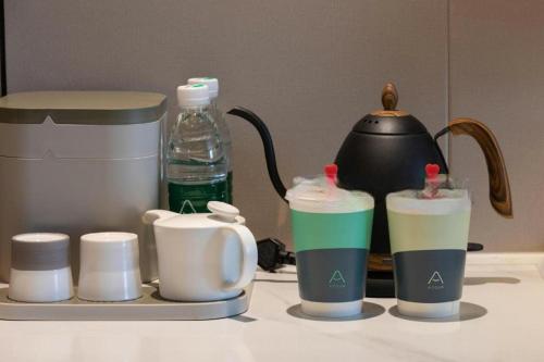 a counter top with cups and a tea kettle at Atour Hotel Weihai Shidao in Dongshan