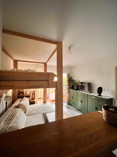 un soggiorno con letto a soppalco e cucina di Appartement calme proche plage a Lanton