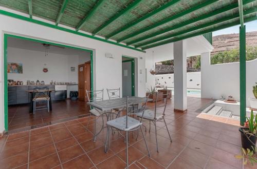 a kitchen and dining room with a table and chairs at Timanfaya Casa Rural in Yaiza