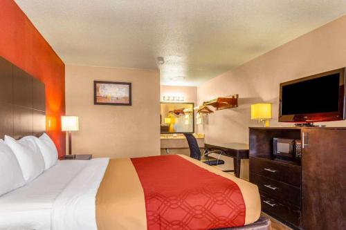 Ένα ή περισσότερα κρεβάτια σε δωμάτιο στο Econo Lodge Meridian South