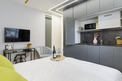 cocina con mesa y botella de vino en Lumina apartments next to Rondo ONZ, en Varsovia