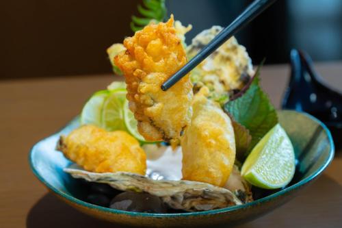 Makanan di atau berdekatan hotel