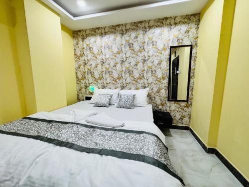 a bedroom with a large bed and a mirror at HOTEL HYDERABAD PULSE in Shamshabad