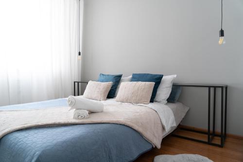 Un dormitorio con una cama con toallas. en AnJa Apartment, en Sandomierz