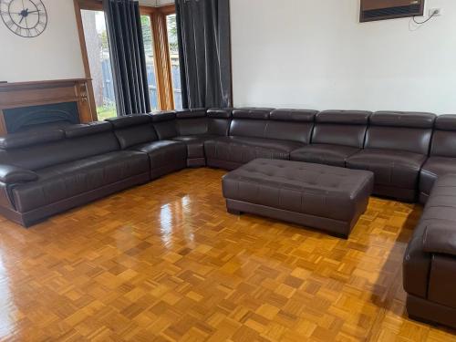 Ruang duduk di Large 5BR Home-Pool-BBQ-4 CarPark-Central Location