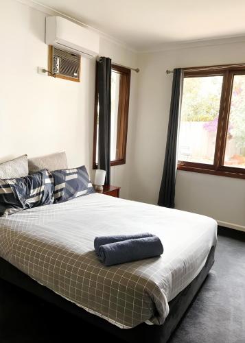 Katil atau katil-katil dalam bilik di Large 5BR Home-Pool-BBQ-4 CarPark-Central Location