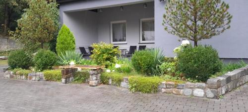 Melafir Pensjonat في لوندك زدرووي: حديقة فيها جلسة امام مبنى