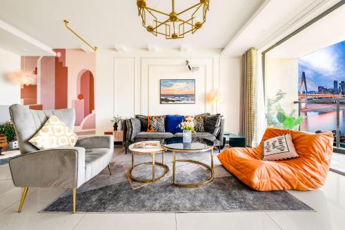 a living room with a couch and a table at Baihong Riverview Apartment-Hongya Cave in Chongqing