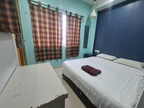 a small bedroom with two beds and a window at OYO 90862 Hotel Small City in Klang