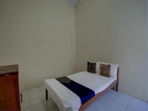 1 dormitorio pequeño con 1 cama pequeña en una habitación en Hotel O Sunyoto Homestay Syariah, en Banjarsalero