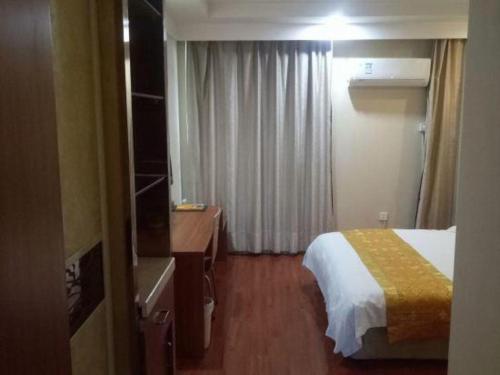 Letto o letti in una camera di GreenTree Inn Changshu South HaiYu Road Pedestrian Street Business Hotel