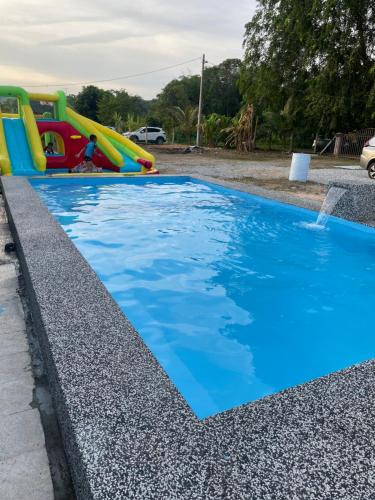 Πισίνα στο ή κοντά στο Homestay Shah Rizki D'sawah
